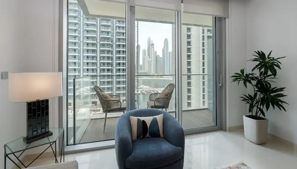 Дубай: Contemporary 1BR w Dubai Marina Glimpse