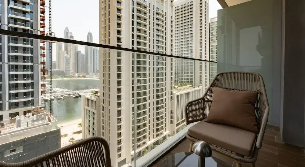 Дубай: Contemporary 1BR w Dubai Marina Glimpse