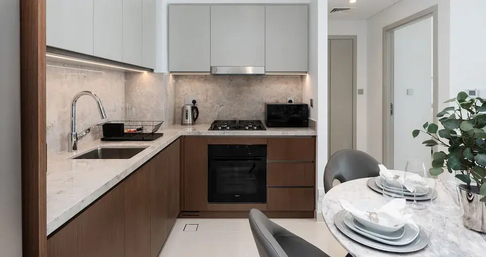 Дубай: Contemporary 1BR w Dubai Marina Glimpse