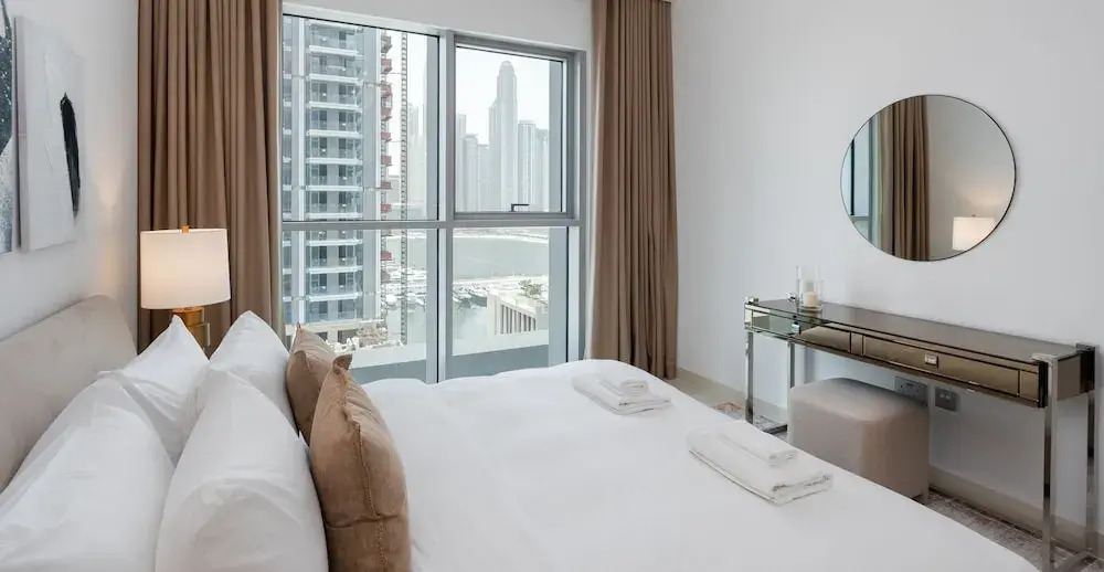 Дубай: Contemporary 1BR w Dubai Marina Glimpse