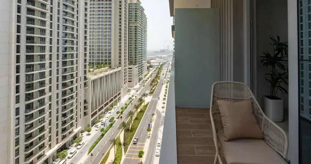 Дубай: Contemporary 1BR w Dubai Marina Glimpse