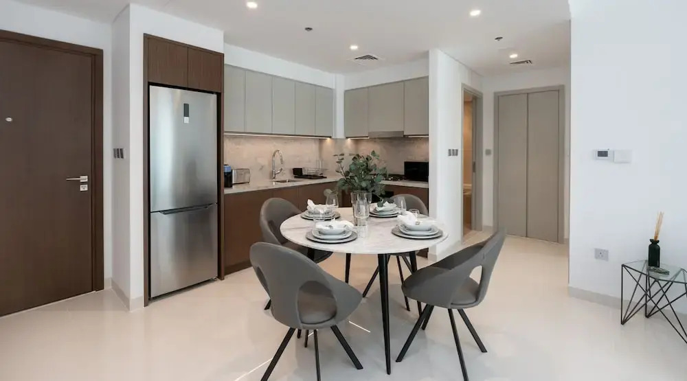 Дубай: Contemporary 1BR w Dubai Marina Glimpse