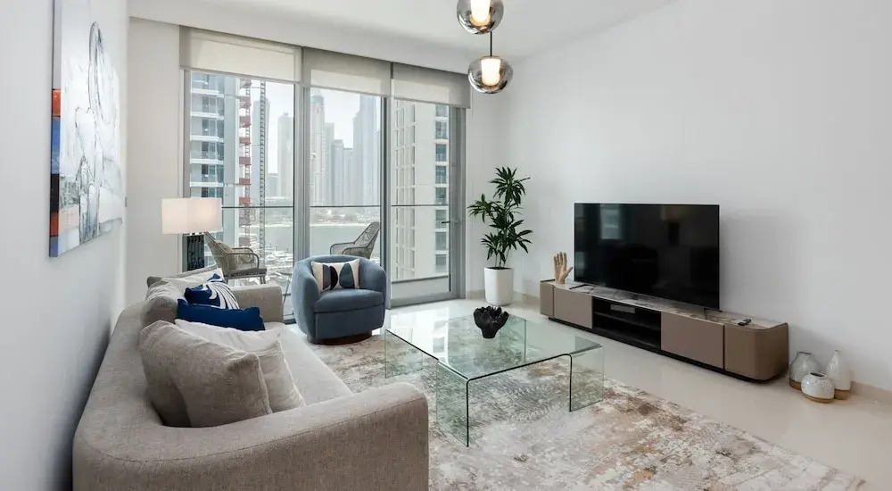 Дубай: Contemporary 1BR w Dubai Marina Glimpse
