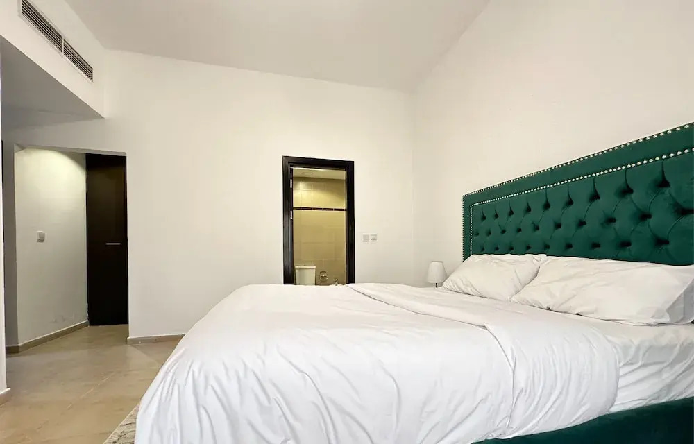 Дубай: 2-Bedroom Holiday Home Remraam Community