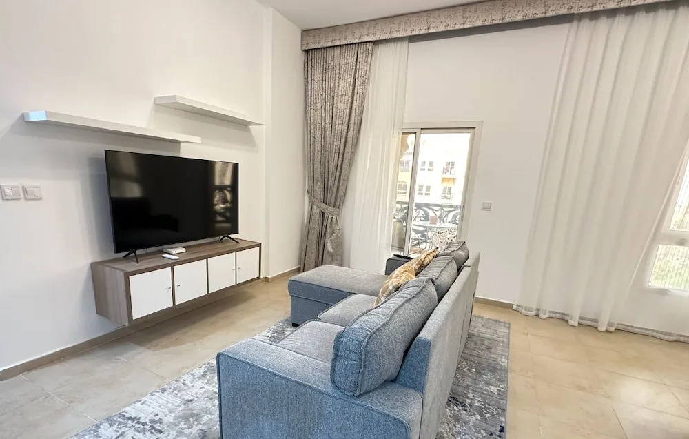 Дубай: 2-Bedroom Holiday Home Remraam Community
