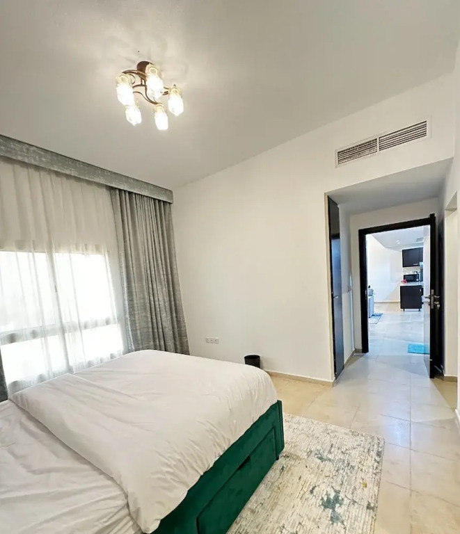 Дубай: 2-Bedroom Holiday Home Remraam Community