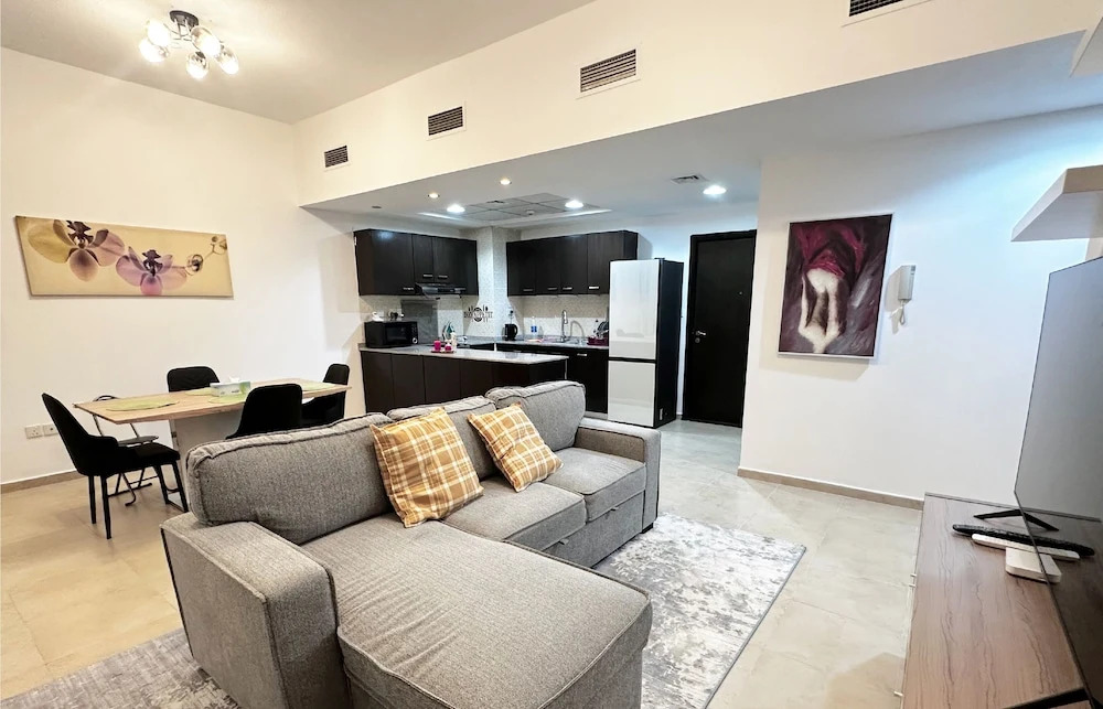 Дубай: 2-Bedroom Holiday Home Remraam Community