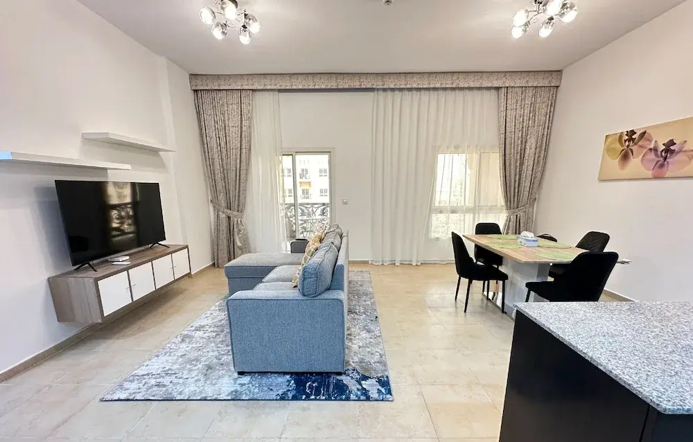 Дубай: 2-Bedroom Holiday Home Remraam Community