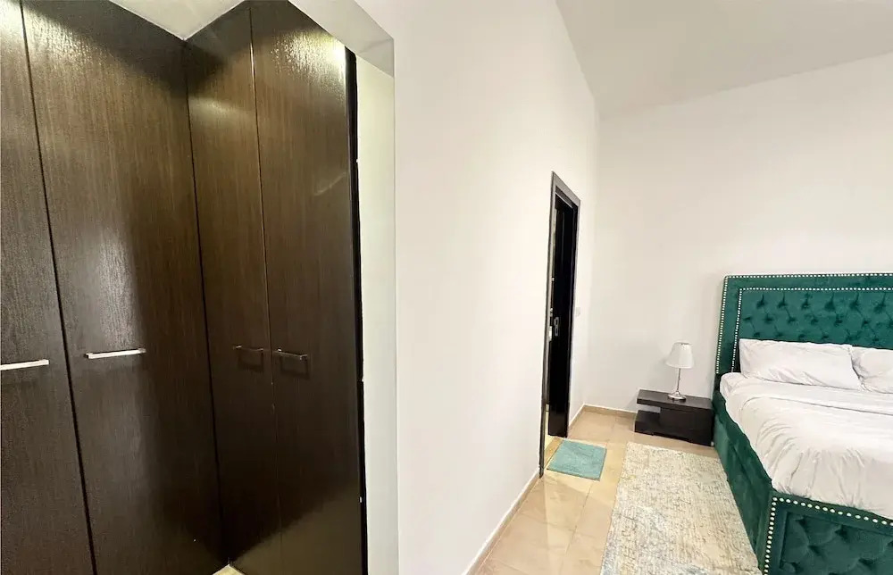 Дубай: 2-Bedroom Holiday Home Remraam Community