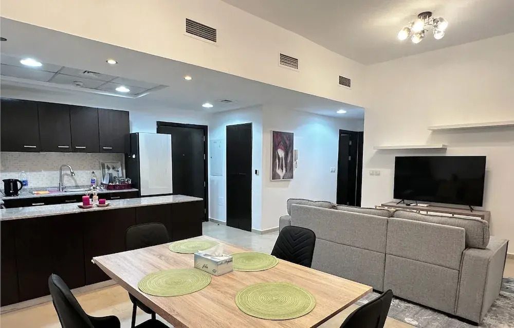 Дубай: 2-Bedroom Holiday Home Remraam Community