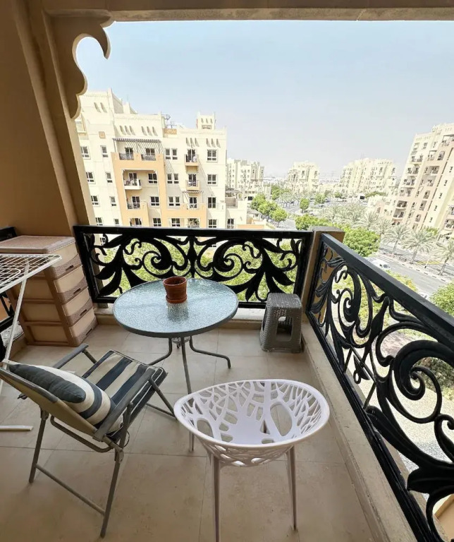 Дубай: 2-Bedroom Holiday Home Remraam Community