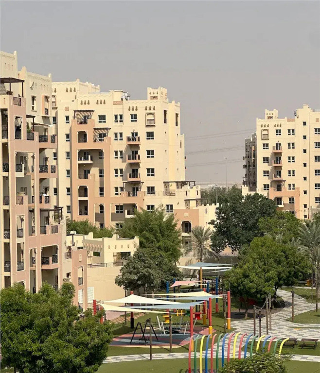 Дубай: 2-Bedroom Holiday Home Remraam Community