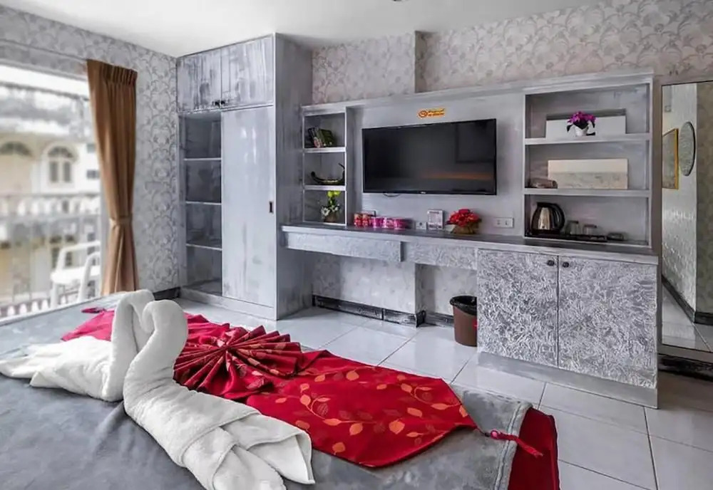 Кату: The Shades Hotel 50 meter Beach Front