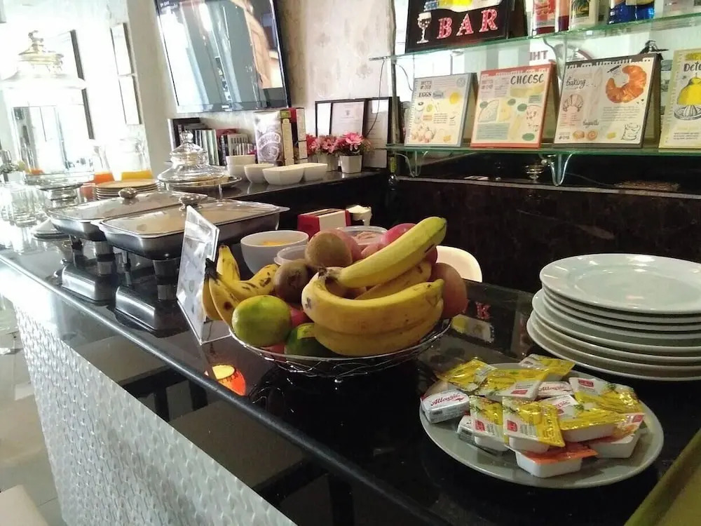 Кату: The Shades Hotel 50 meter Beach Front
