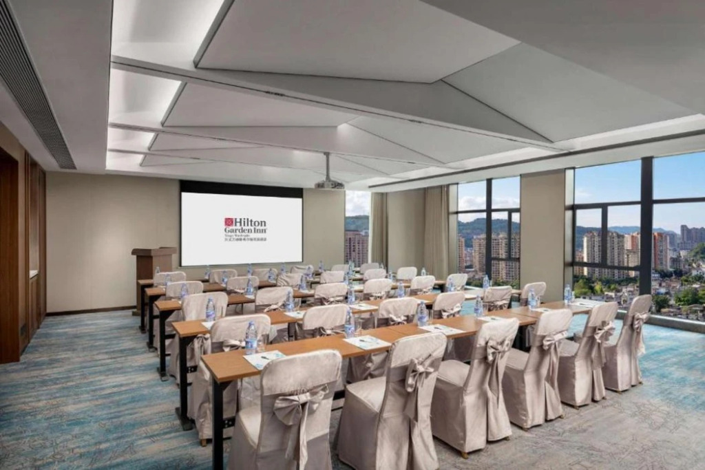 Синъи: Hilton Garden Inn Xingyi Wanfenglin