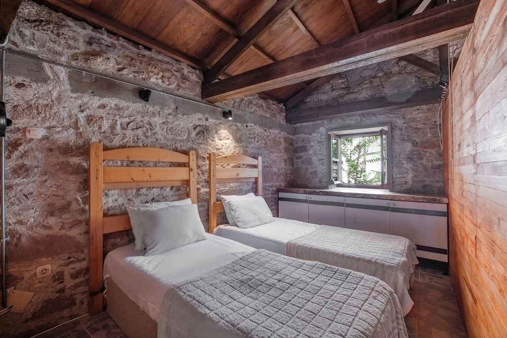 Central Stone Loft - 2 Mins Beach - 5 Mins Marina — фото 3