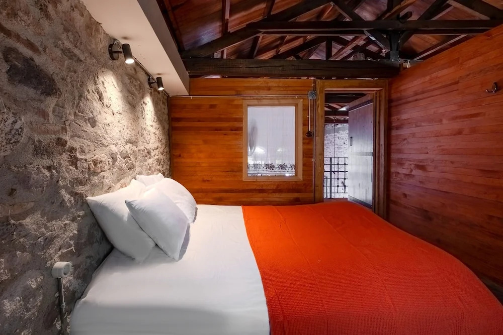 Central Stone Loft - 2 Mins Beach - 5 Mins Marina — фото 5