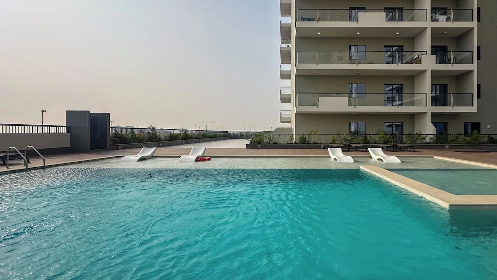 Дубай: Waves - Stylish 1BR Close to IMG World & Global Village