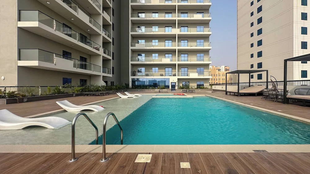 Дубай: Waves - Stylish 1BR Close to IMG World & Global Village