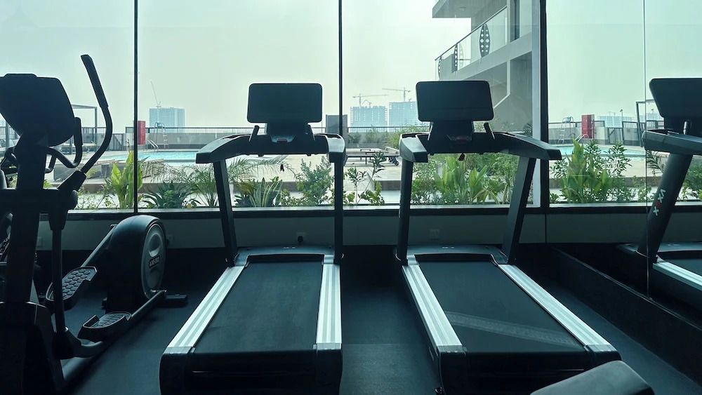 Дубай: Waves - Stylish 1BR Close to IMG World & Global Village