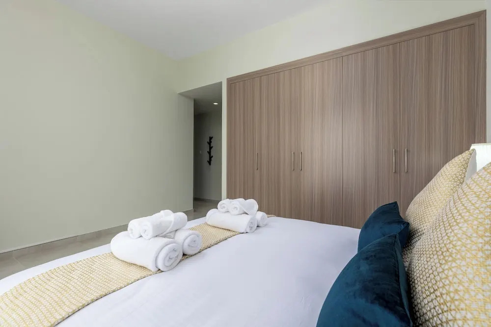 Дубай: Waves - Stylish 1BR Close to IMG World & Global Village