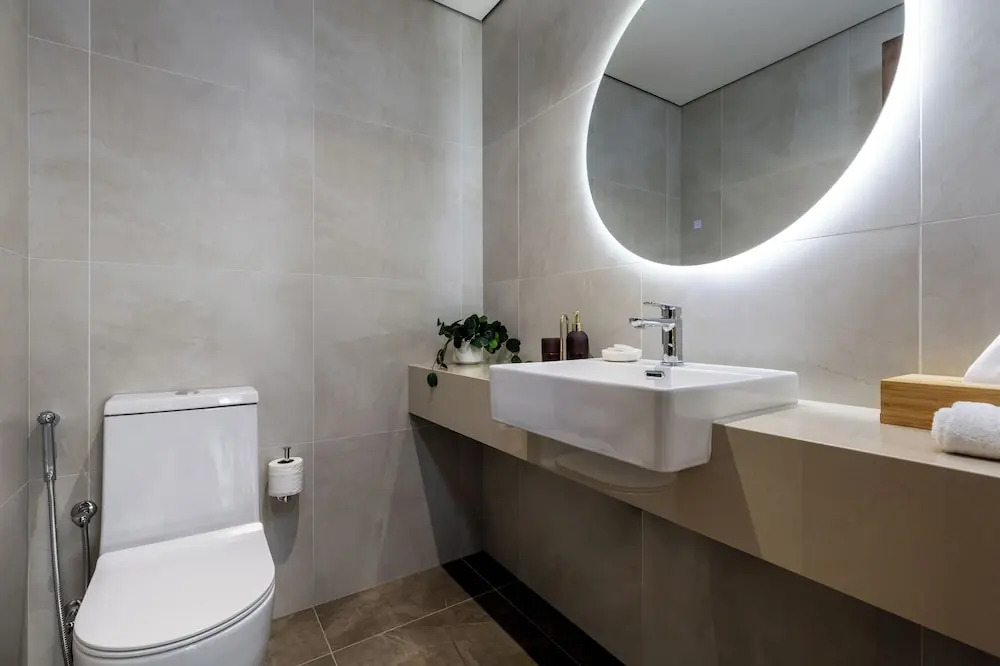 Дубай: Waves - Stylish 1BR Close to IMG World & Global Village