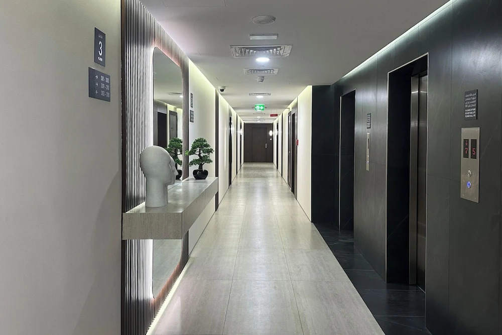 Дубай: Waves - Stylish 1BR Close to IMG World & Global Village
