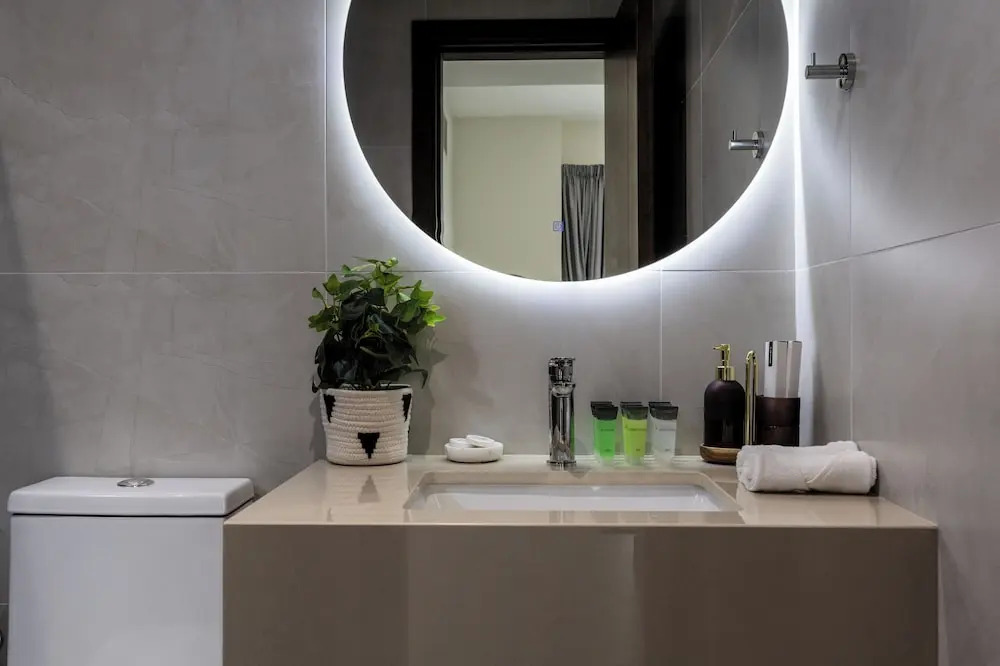 Дубай: Waves - Stylish 1BR Close to IMG World & Global Village