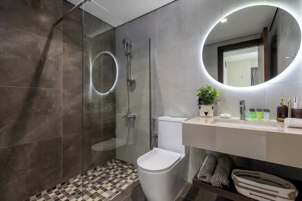 Дубай: Waves - Stylish 1BR Close to IMG World & Global Village