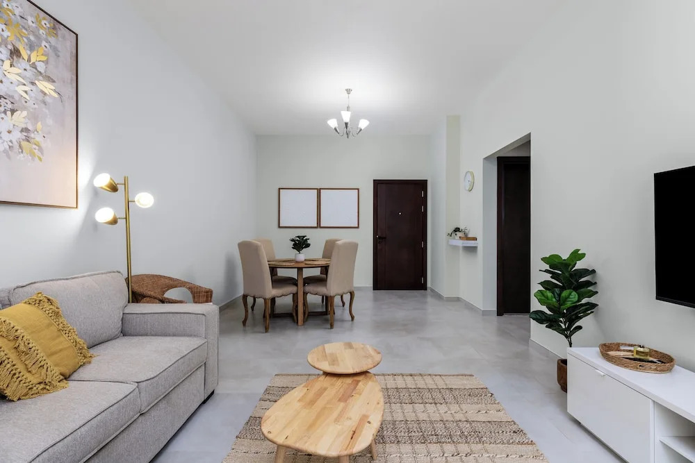 Дубай: Waves - Stylish 1BR Close to IMG World & Global Village