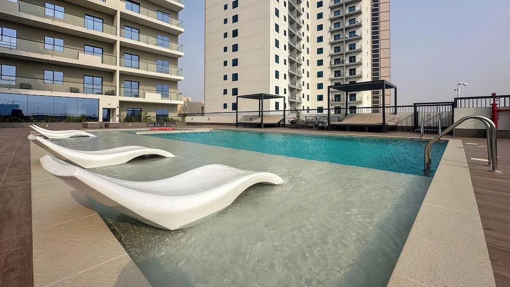 Дубай: Waves - Stylish 1BR Close to IMG World & Global Village