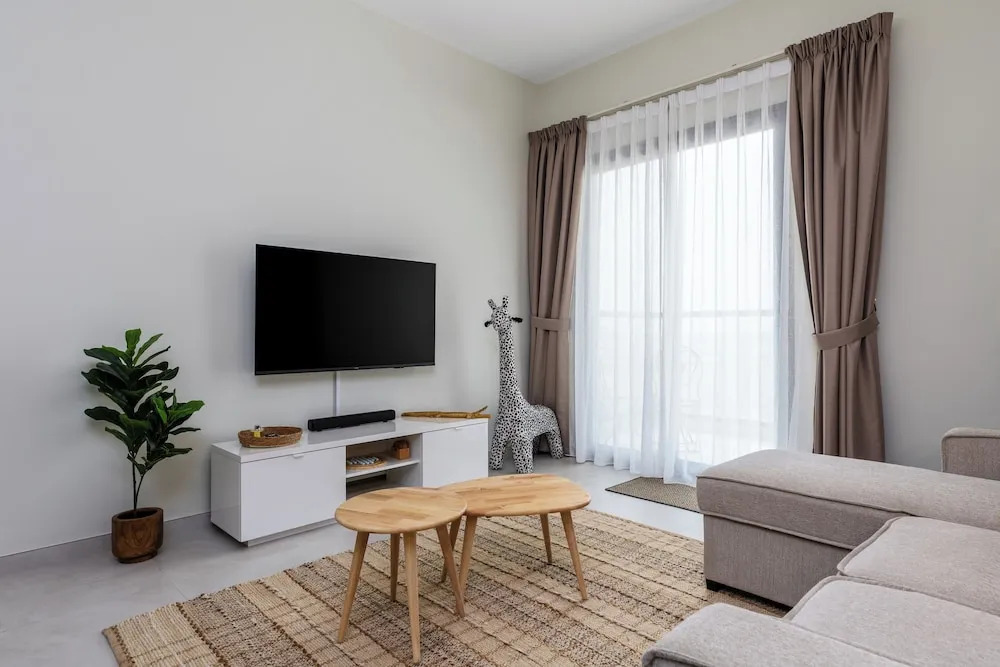Дубай: Waves - Stylish 1BR Close to IMG World & Global Village