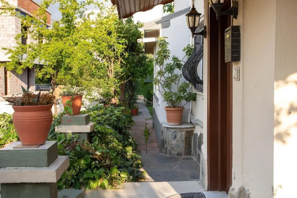 Измир: Spacious Detached House With Garden in Izmir