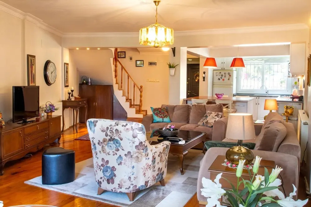 Измир: Spacious Detached House With Garden in Izmir