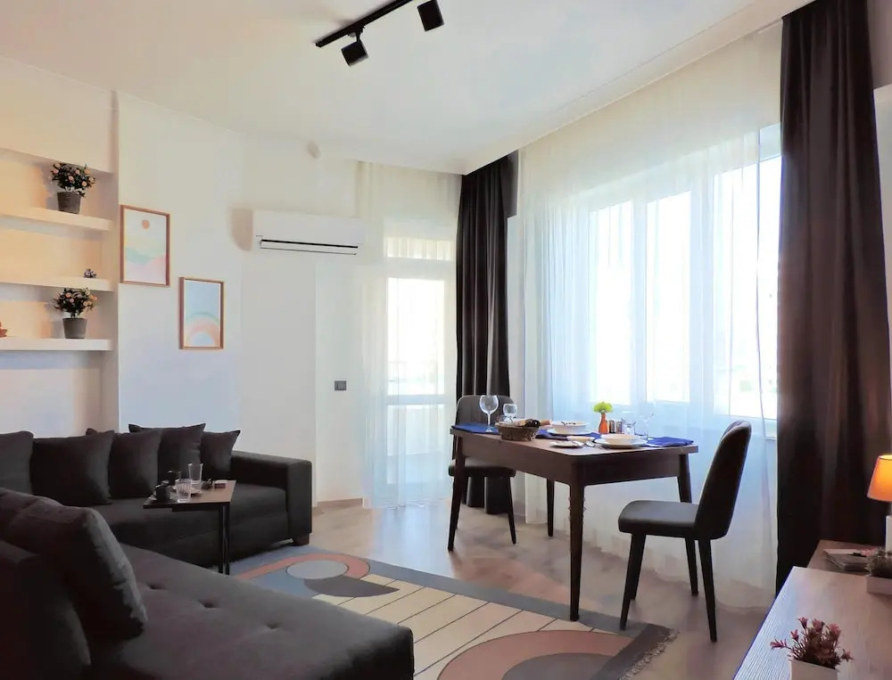 Аксу: Chic Flat 10 min to Lara Beach in Antalya