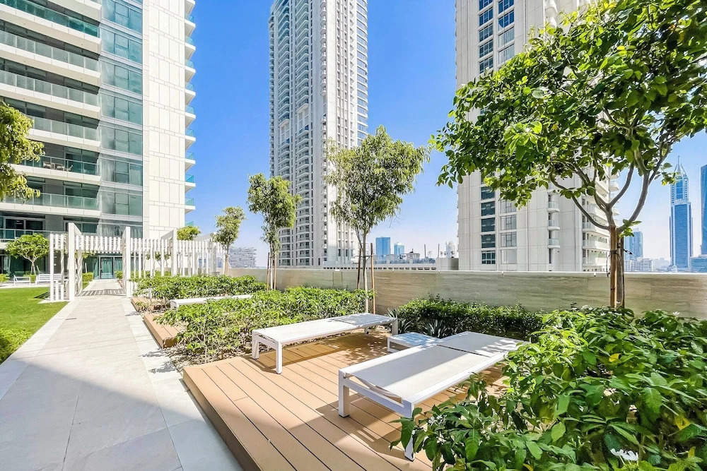 Дубай: Tranquil 2BR Escape in Beach Vista
