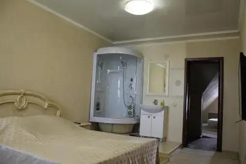 Набережные Челны: On Avtozovodsky Prospekt Mini-hotel