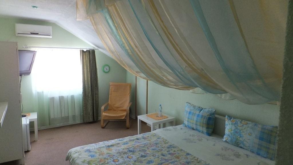 Девица: Меблированные комнаты Angel Inn