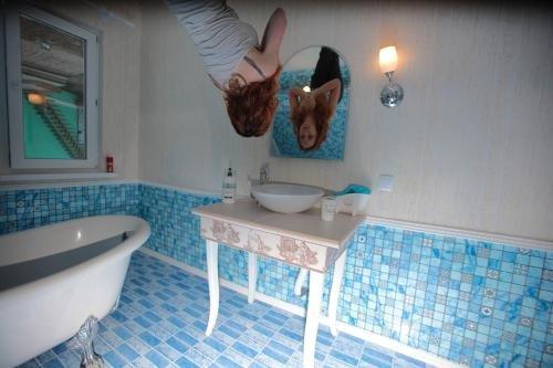 Петрово: Night in Upsidedown House