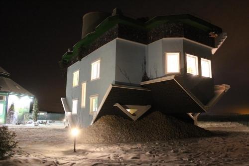 Петрово: Night in Upsidedown House