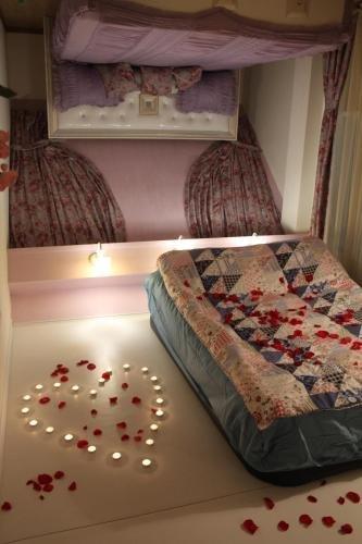 Петрово: Night in Upsidedown House