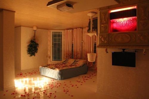 Петрово: Night in Upsidedown House