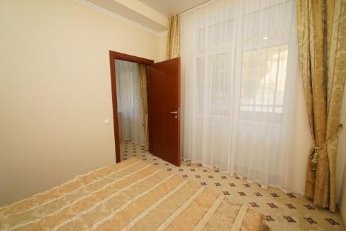 Небуг: Guest House Oksana