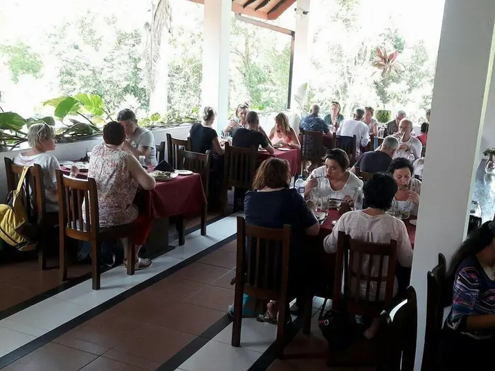 Анурадхапура: The Triangle Hotel