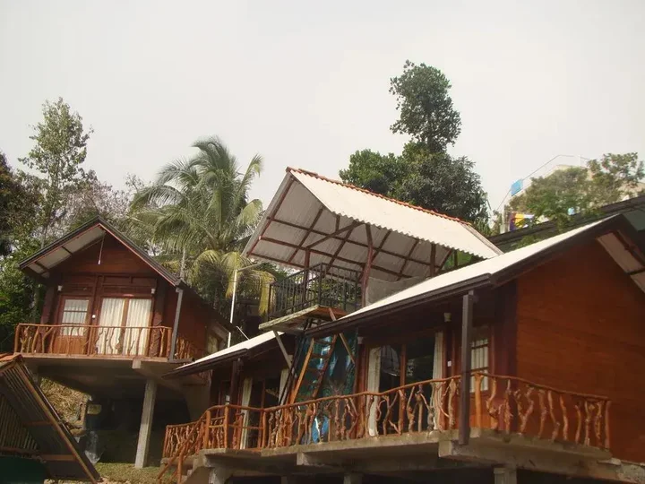 Элла: Yoho Okan Rock Wooden Cabana