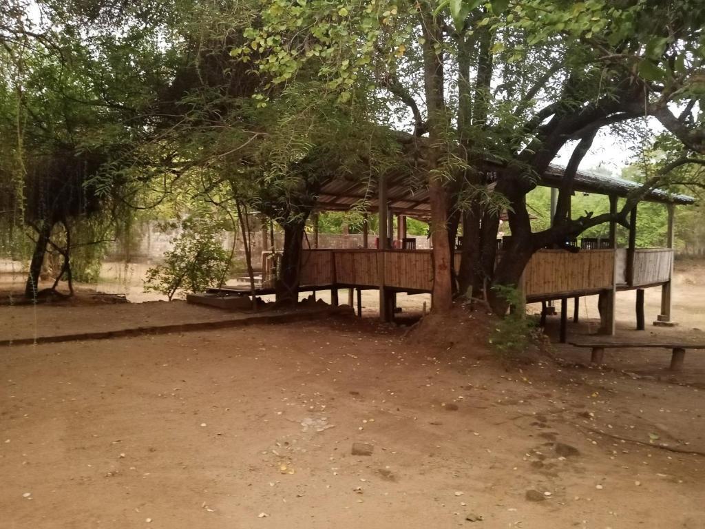 Хингуракгода: Clay Hut Village