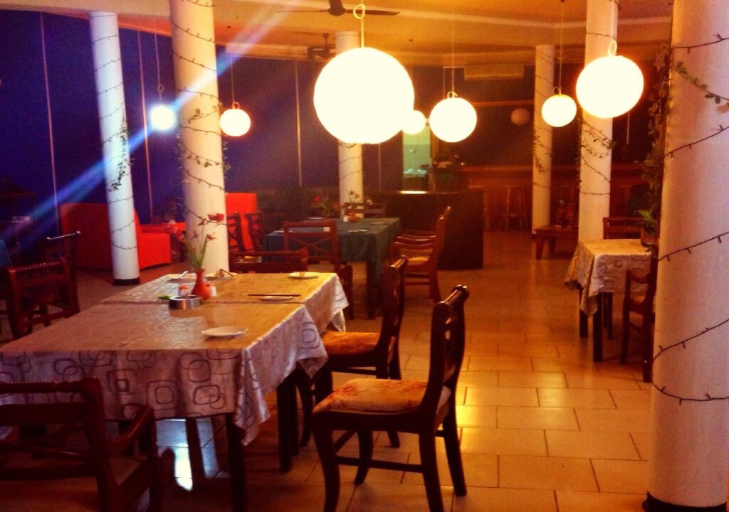 Негомбо: Sana's Beach Guesthouse and Restaurant