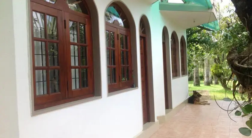Унаватуна: White Manor