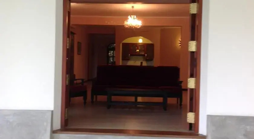 Унаватуна: White Manor