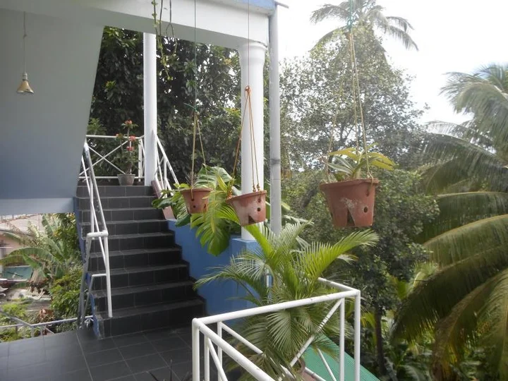 Канди: The Kingdom Gate Hotel